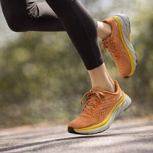 Women's hooker Clifton 8 running shoe size 7B